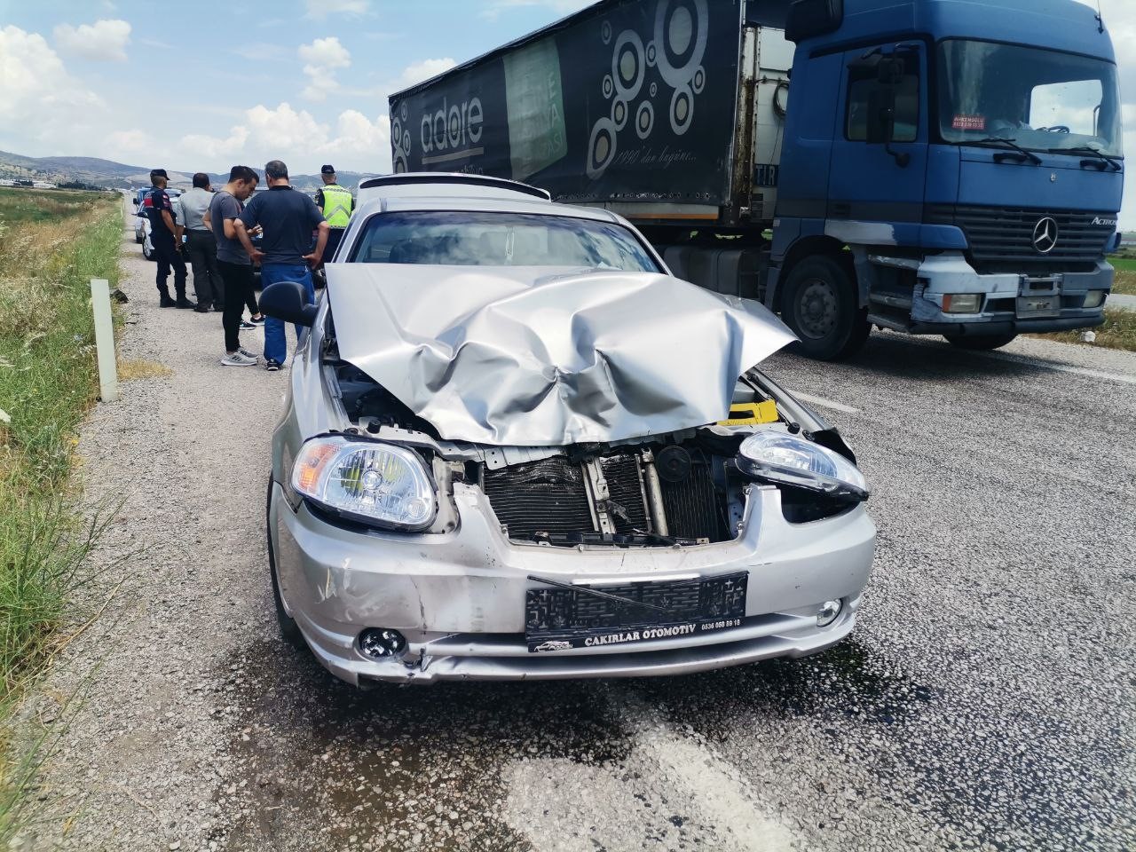 ŞERİT DEGİSTİRMEK İSTERKEN KAZAYA SEBEP OLDU Balıkesir’in Gönen ilçesinde iki aracın karıştığı trafik kazasında 1 kişi