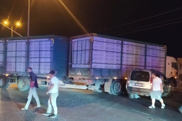 KIRMIZI IŞIKTA GEÇİP TIRLA ÇARPIŞTI : 9 YARALI