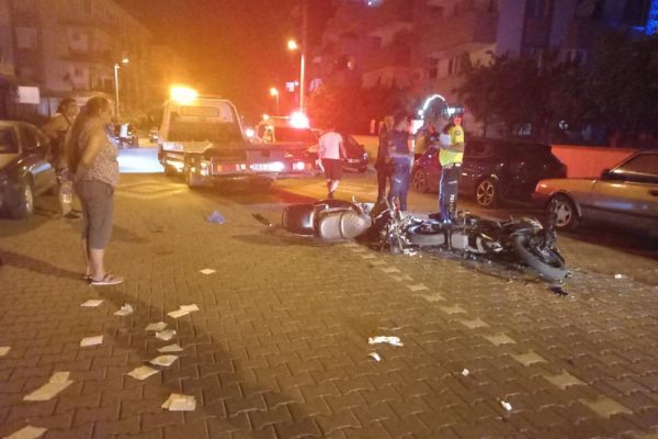 MOTOSİKLETLER KAFA KAFAYA ÇARPIŞTI