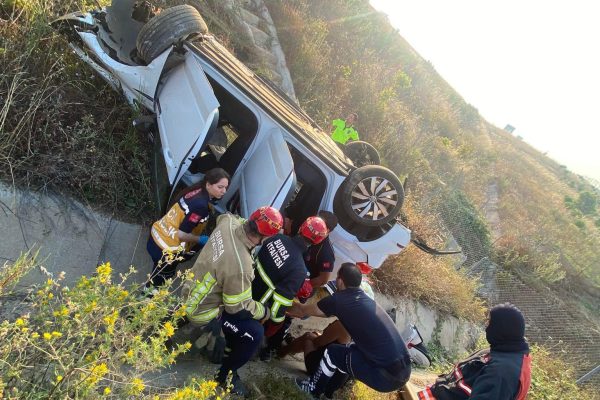 GURBETÇİ AİLE KAZA YAPAN ARAÇTA SIKIŞTI : 5 YARALI