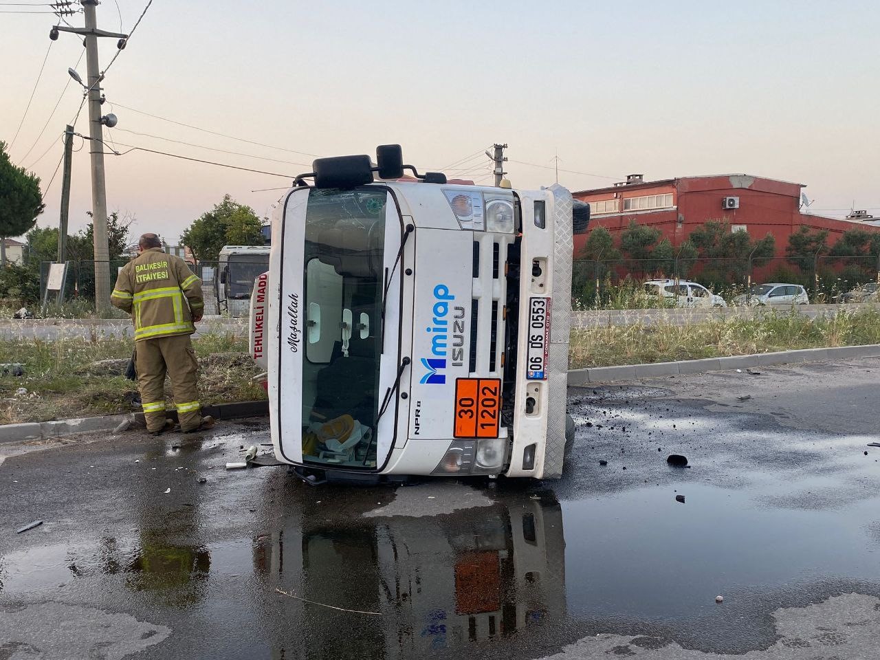 Balıkesir’in Gönen ilçesinde mazot yüklü tanker ile tır kavşakta çarpıştı,