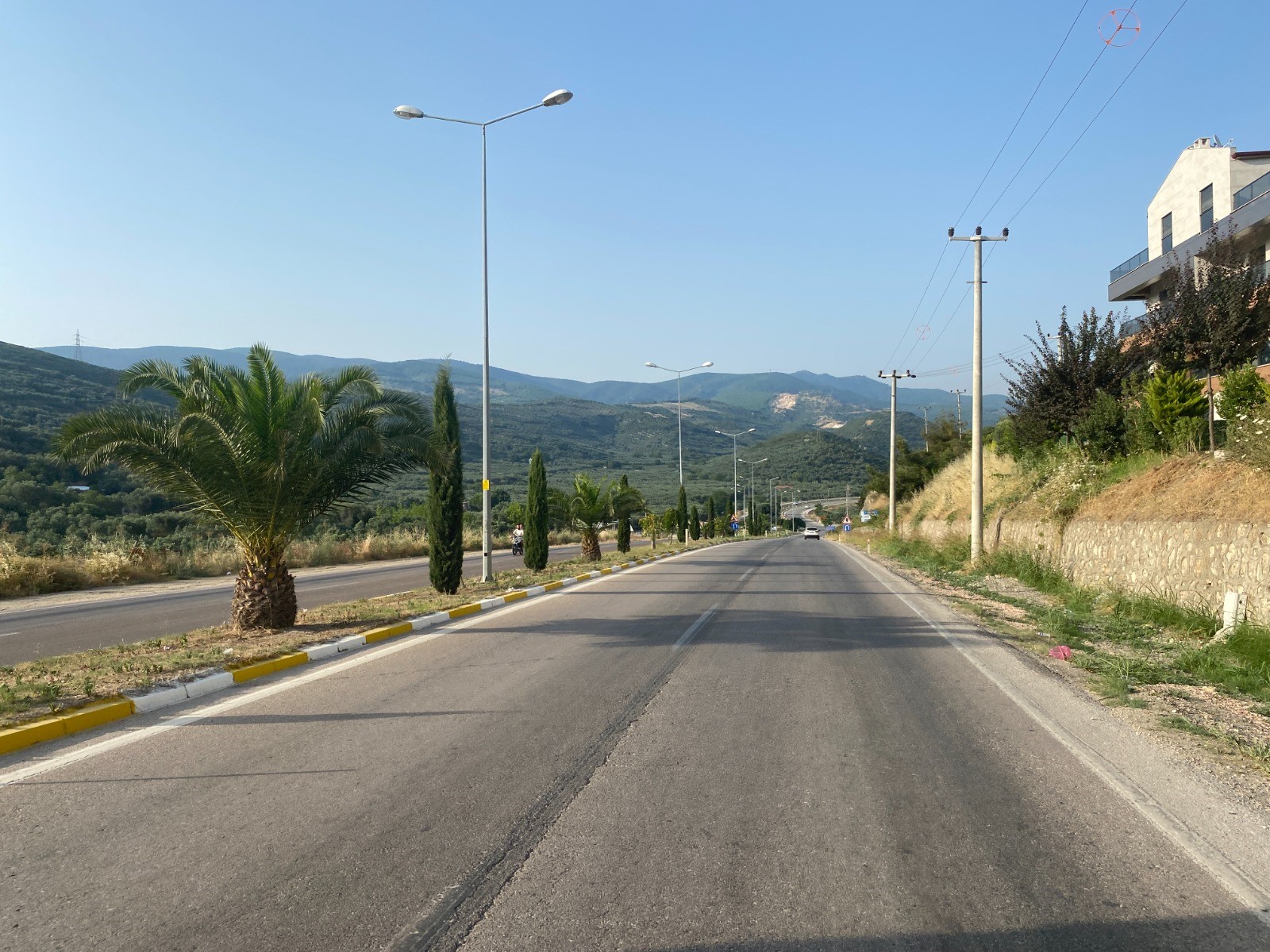ÇİZGİSİZ YOL TEHLİKE SAÇIYOR Erdek-Ocaklar karayolunda yol çizgisi olmaması sürücülere zor anlar yaşatıyor. Trafikte