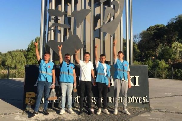 ÜLKÜCÜ GENÇLERDEN SOKAK HAYVANLARINA MAMA