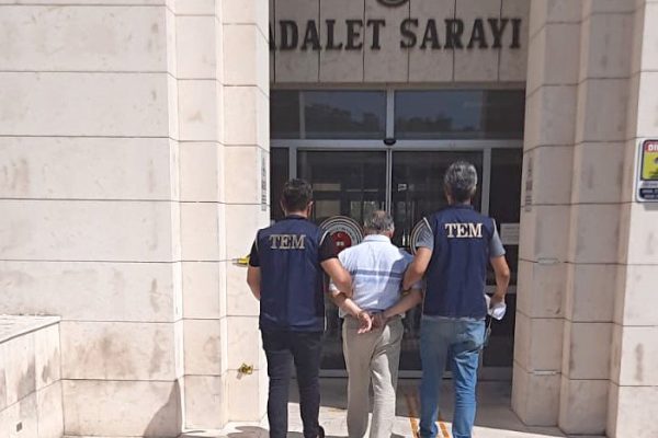 FETÖ ÜYESİ SAKLANDIĞI EVDE YAKALANDI