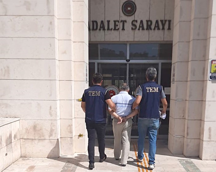 FETÖ ÜYESİ SAKLANDIĞI EVDE YAKALANDI Balıkesir’in Edremit ilçesinde FETÖ’ye üye olmaktan hakkında hapis cezası kararı