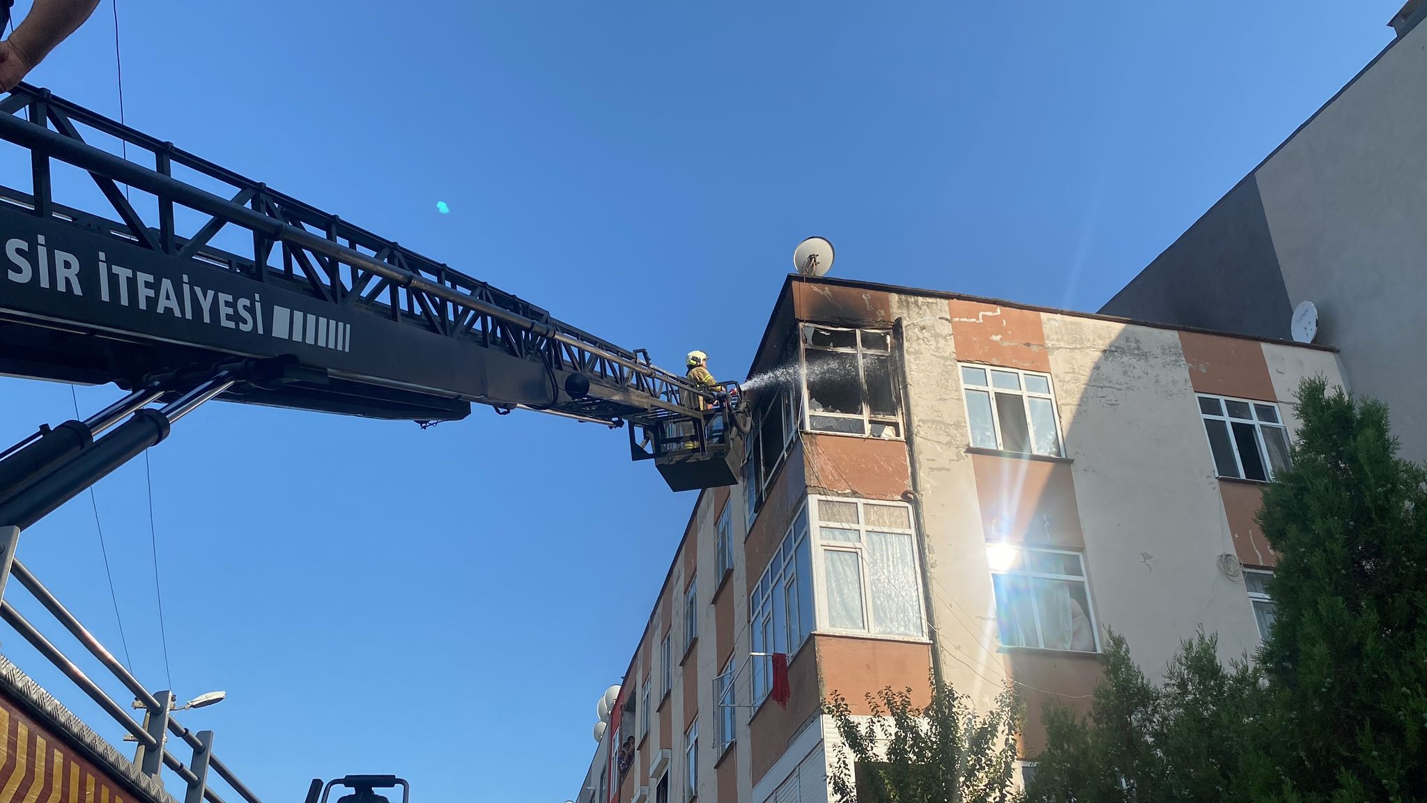 Balıkesir’in Gönen ilçesinde bir evin balkonunda çıkan yangın korkuttu. Kurtuluş