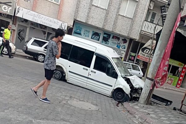 ÖNCE MOTORSİKLETE SONRA DA ELEKTRİK DİREĞİNE ÇARPTI