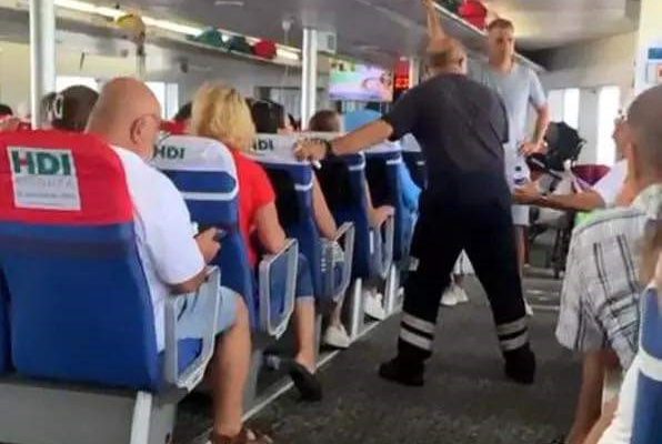 DENİZİN ORTASINDA FIRTINA PANİĞİ