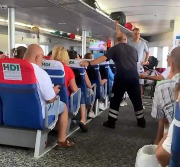 DENİZİN ORTASINDA FIRTINA PANİĞİ Balıkesir’in Avşa Adası’ndan kalkan feribot Marmara Denizi’nde fırtınaya yakalandı, o