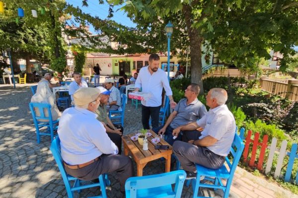 ŞEHİDİN KANI YERDE KALMAYINCA BAŞKAN LOKUM DAĞITTI