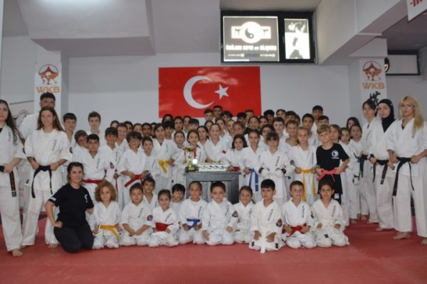 SERMET HOCA İÇİN KAZANDIKLARI KUPAYI PASTA KESEREK KUTLADILAR