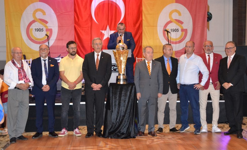 Bandırma Galatasaray Taraftar Derneğinin düzenlediği şampiyonluk gecesine 23. Şampiyonluk kupası