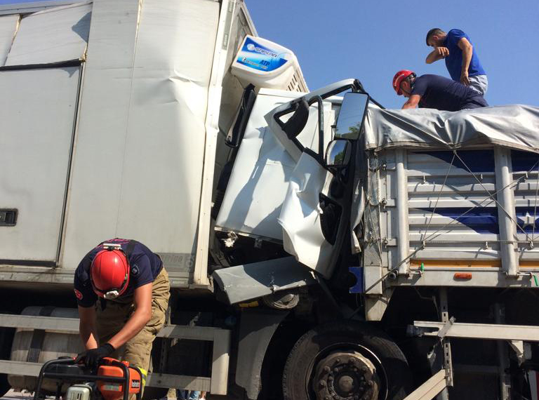 Bandırma’nın Edincik kavşağında trafik kazası meydana geldi kamyon sürücüsü araçta