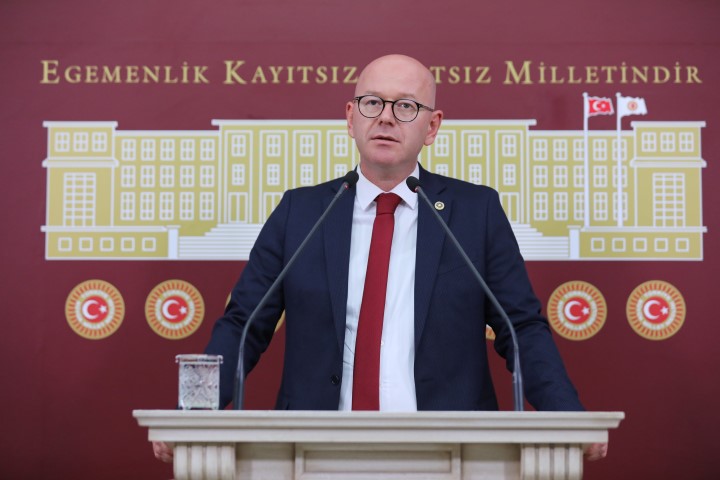 CHP Edremit İçe Başkanlığı yönetici ve üyeleri enerji zamlarını protesto