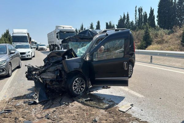 KUM YÜKLÜ KAMYONA ÇARPTI : 1 ÖLÜ