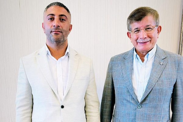 DENİZ’DEN DAVUTOĞLU’NA DÜĞÜN DAVETİ