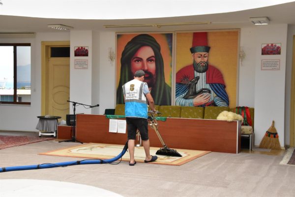 BÜYÜKŞEHİR CAMİ VE CEMEVLERİNİ TEMİZLİYOR