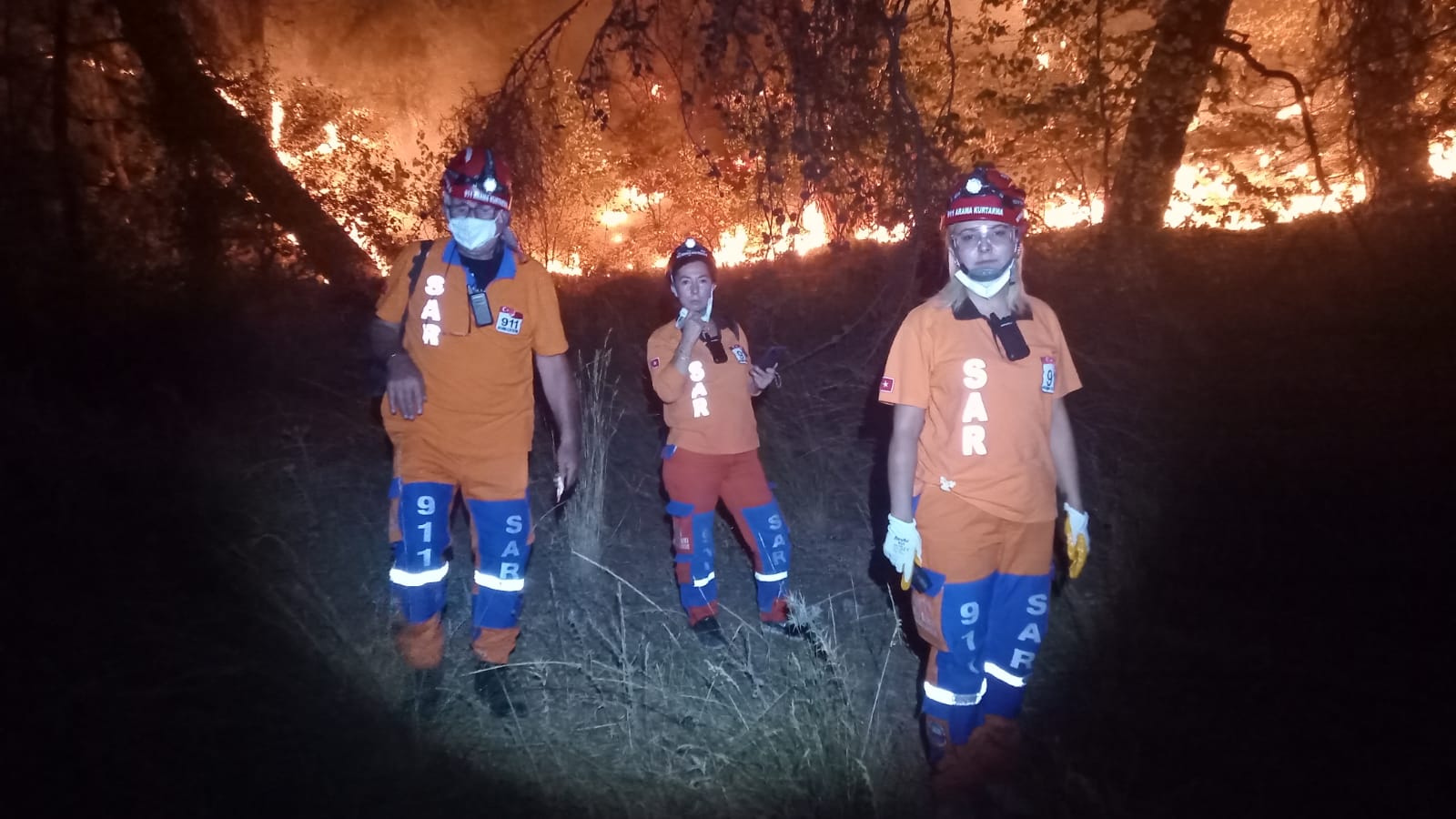 911 Arama ve Kurtarma Derneği Çanakkale’de yaşanan yangın felaket bölgesine