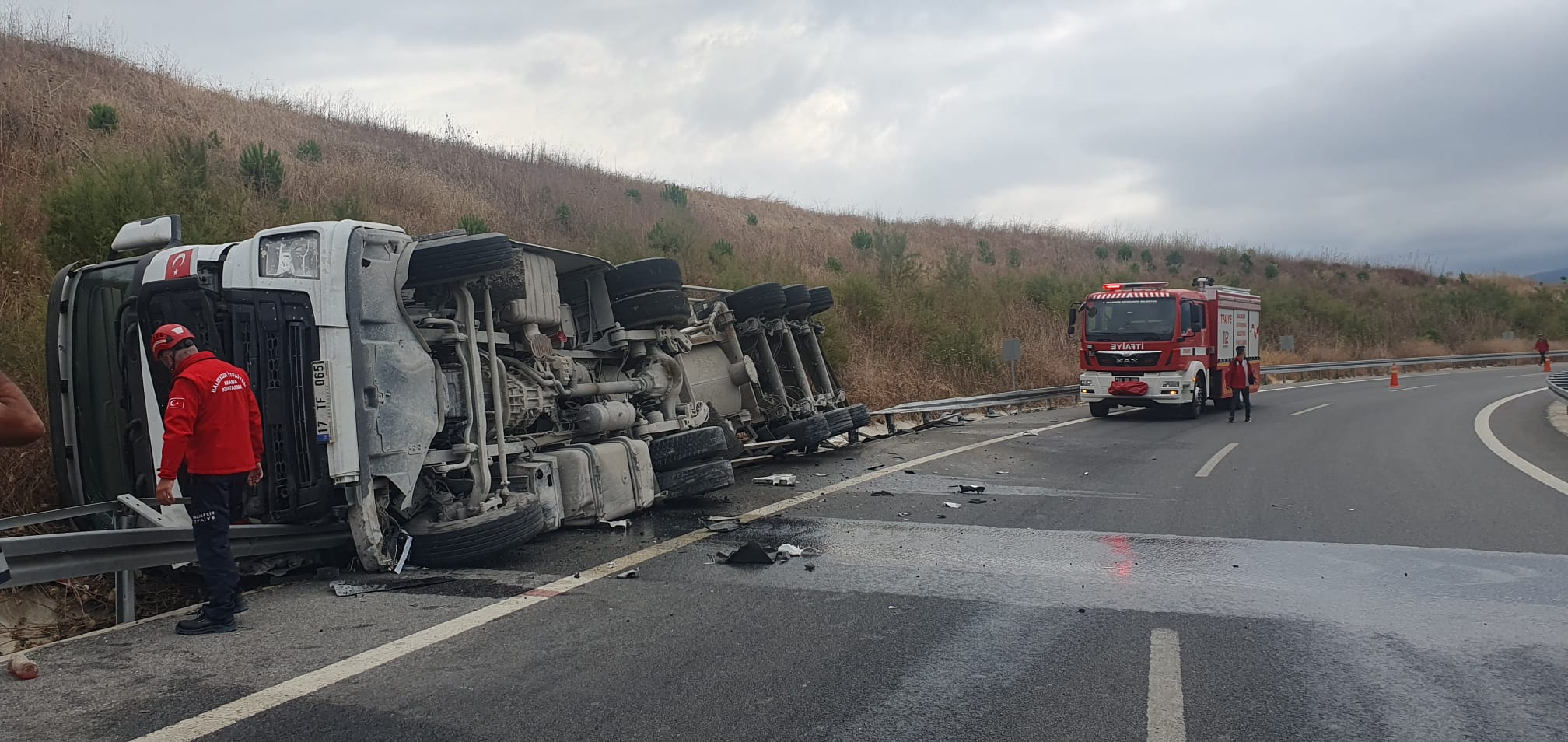 İstanbul-İzmir Otobanı Susurluk Balıklıdere bağlantı yolunda tanker yan yatarak devrildi.