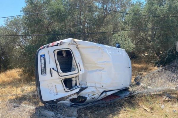 ERDEK’TE KONTROLDEN ÇIKAN ARAÇ TAKLA ATTI