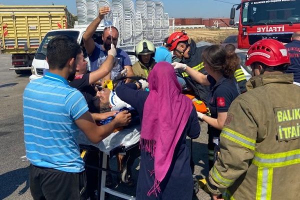 ARAÇ İÇİNDE SIKIŞAN SÜRÜCÜ YARALANDI