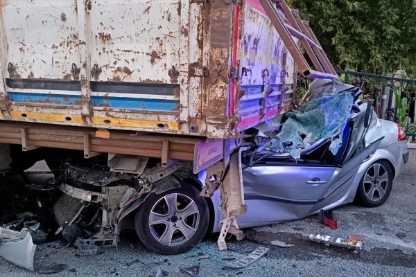 TATİLDEN DÖNEN AİLENİN ARACI TIRA ÇARPTI : 4 ÖLÜ, 2 YARALI