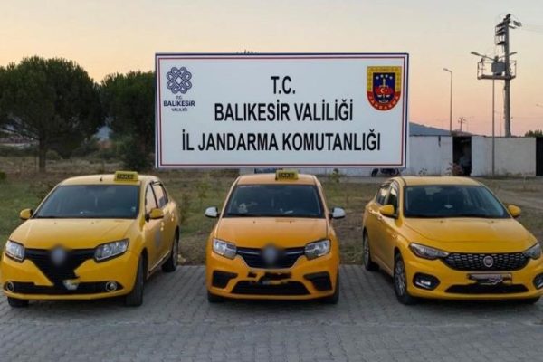 GÖÇMEN KAÇAKÇILARI TAKSİCİ KILIĞINDA YAKALANDI