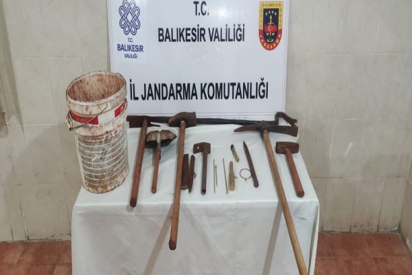 KAÇAK KAZI YAPARKEN YAKALANDILAR