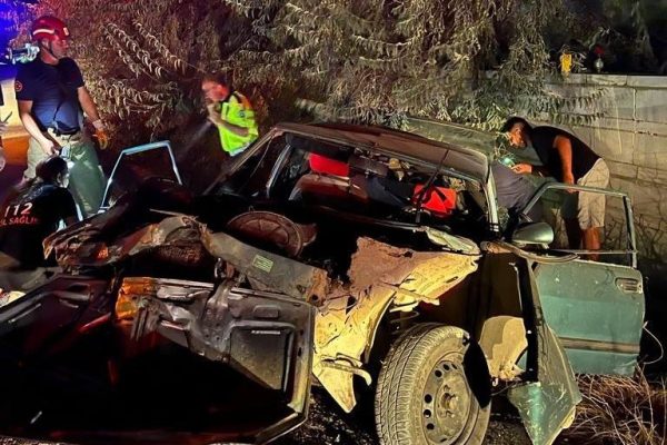 AĞACA ÇARPAN OTOMOBİLDE 6 KİŞİ YARALANDI
