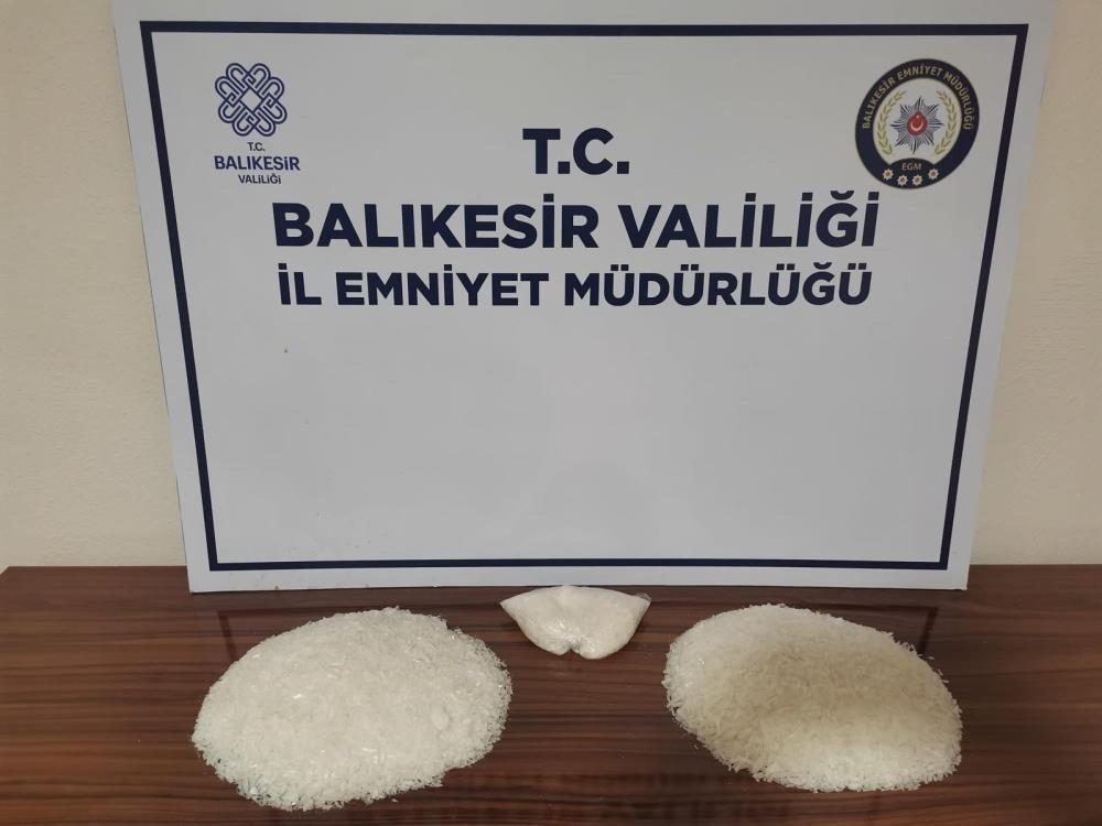 ARANAN ARAÇTAN 2 KİLO UYUŞTURUCU ÇIKTI Balıkesir’in Gönen ilçesinde durdurulan araçta 2 kilo uyuşturucu ele geçirildi.