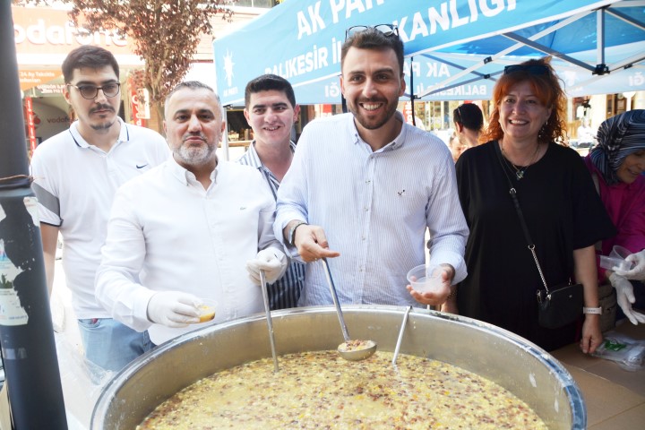 Ak Parti ilçe Teşkilatı Muharrem ayı dolayısıyla parti binası önünde