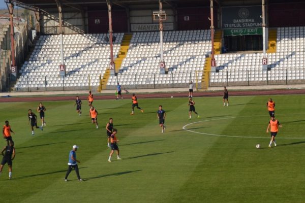 SEZON AÇILIŞINI TARAFTARA AÇIK ANTRENMAN İLE YAPTIK