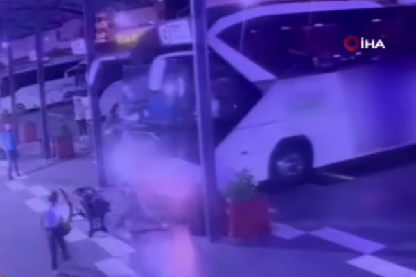 OTOBÜS TERMİNALİNDE DEHŞETE DÜŞÜREN GÖRÜNTÜ : ANİDEN HAREKET ETTİ, İKİ ÇOCUĞU ALTINA ALDI
