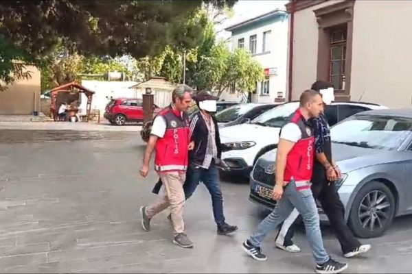İNTERNET DOLANDIRICILARI YAKAYI ELE VERDİ
