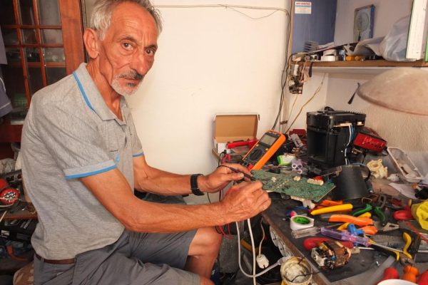 EMEKLİ PROFESÖR ELEKTRONİK EŞYA TAMİRCİSİ OLDU