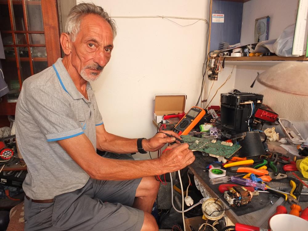 Balıkesir‘in Burhaniye ilçesinde, emekli Profesör İsmail Çakır elektronik eşya tamircisi