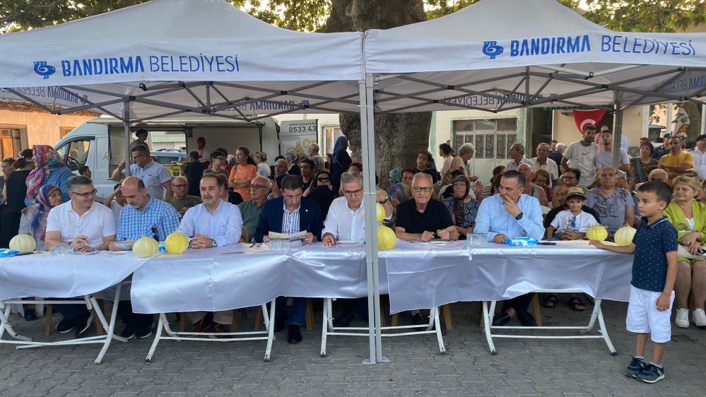 Bandırma’da düzenlenen 7’inci Kavun Festivali, geleneksel olarak Bayraklı tepeye yürüyüşü