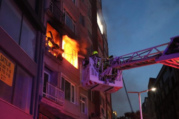ÇIKAN YANGINDA EVDEKİ HAYVANLAR TELEF OLDU