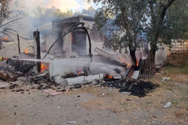 ERDEK’TE YANAN EV KULLANILMAZ HALE GELDİ