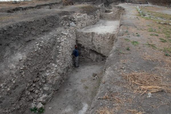 DASKYLEİON KAZILARINDA 2 BİN 500 YILLIK ZAR TABLASI BULUNDU