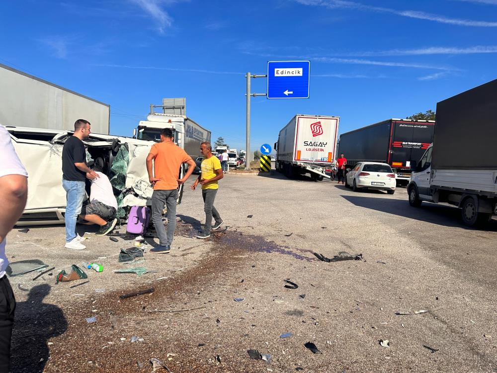 Edincik kavşağında meydana gelen trafik kazasında sürücü ağır yaralandı. Edinilen