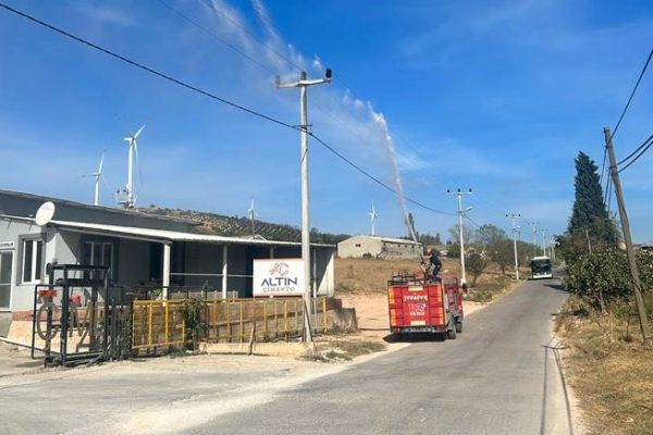 YÜZLERCE KİLOWATT ELEKTRİĞİN OLDUĞU HATLAR BÖYLE TEMİZLENİYOR