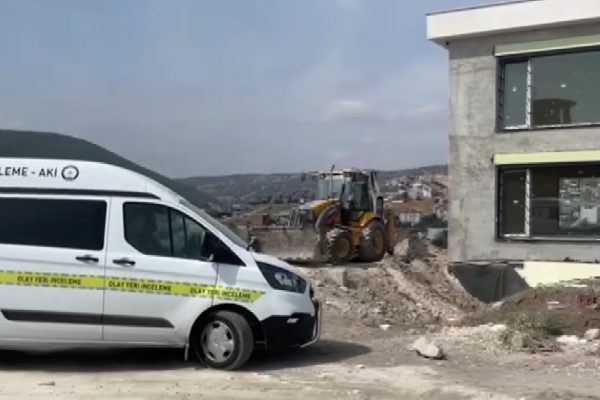 BULDUĞU TÜFEĞİ DENEMEK İSTEDİ, ARKADAŞINI BAŞINDAN VURDU