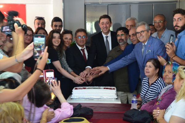 CHP 100. YAŞINI PASTA KESEREK KUTLADI