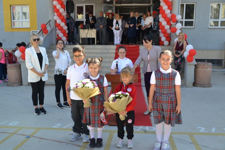   İlköğretim haftası Bandırma’da törenler ile kutlandı. İlk tören Cumhuriyet