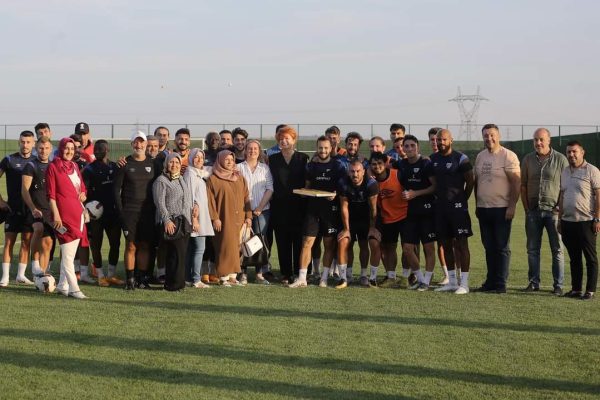 AK PARTİLİ KADINLARDAN BANDIRMASPOR’A ZİYARET