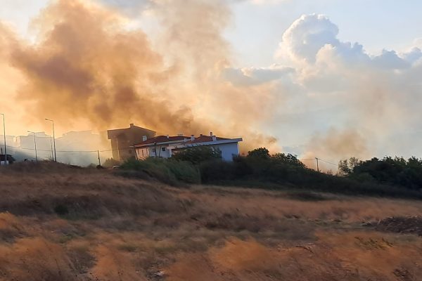 LİVATYA’DAKİ YANGIN EVLERE SIÇRAMADAN SÖNDÜRÜLDÜ