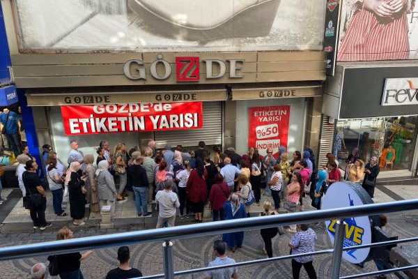 YÜZDE 50 İNDİRİM İZDİHAM YARATTI