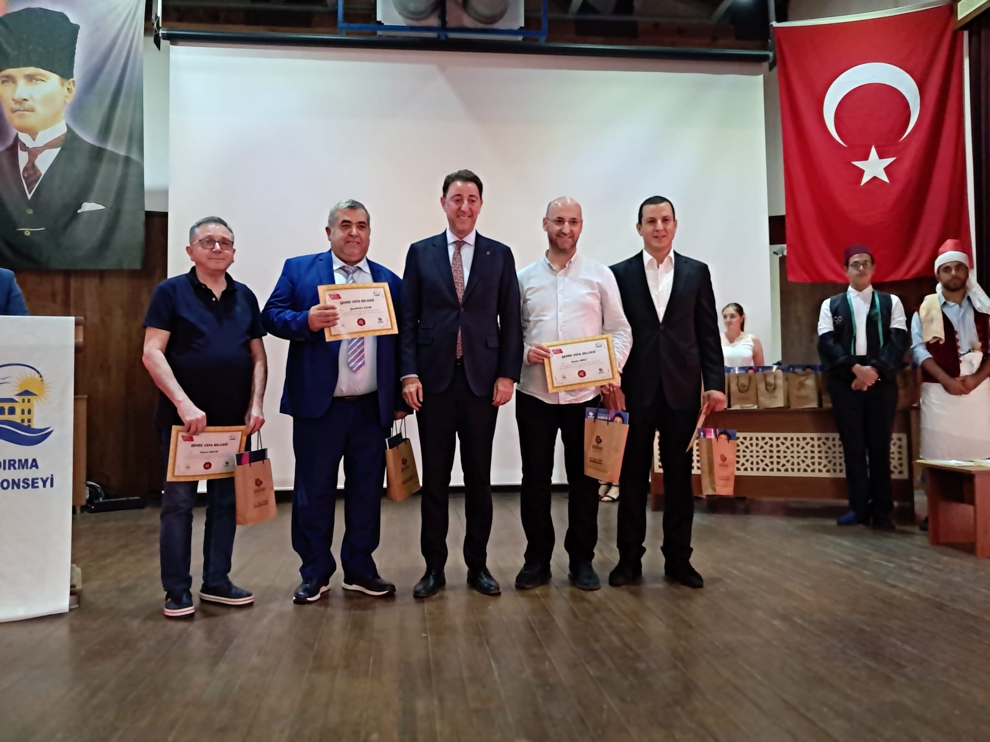 Bandırma’da Ahilik Haftası etkinlikleri kapsamında meslekte 40 yılını dolduran esnaflara