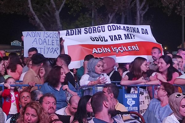 SPONSORLUK TÖRENİNE ADİN PROTESTOSU DAMGA VURDU